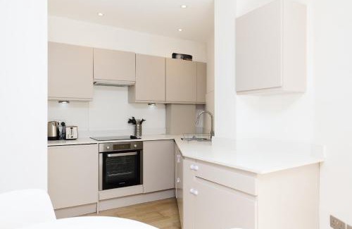 Tadworth Apartment | Countryside Edge Flat - Split-level Tadworth flat