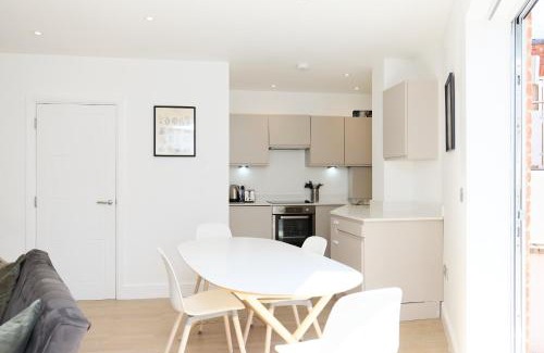 Tadworth Apartment | Countryside Edge Flat - Split-level Tadworth flat