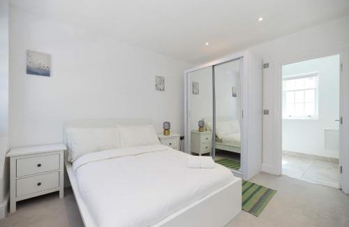 Tadworth Apartment | Countryside Edge Flat - Split-level Tadworth flat