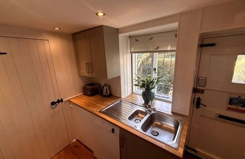 Cobham Cottage | Countryside Escape in Beautiful Cosy Cottage