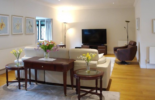 Bagshot House | Countryside escape with stunning garden in Surrey