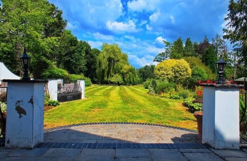 Bagshot House | Countryside Escape with Stunning Garden in Surrey