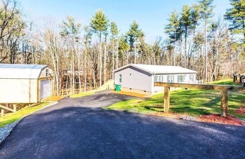Clarkesville House | Countryside Getaway in Clarkesville! (CDC Safe)