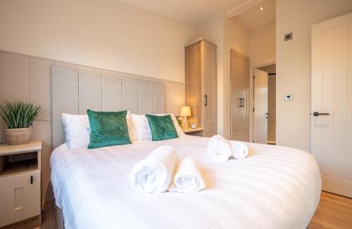 Dartmouth Cabin | Countryside Lodge Retreat On Golf Course