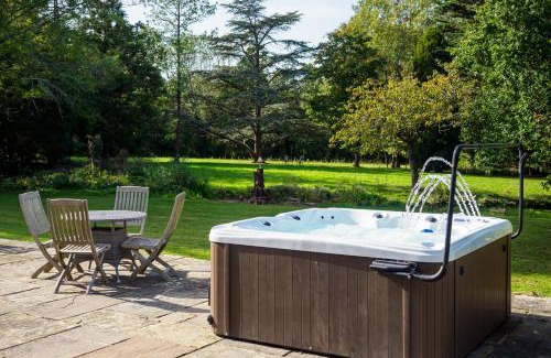 Upper Dicker House | Countryside Retreat packed with Activities Tennis including Hot Tub, BBQ, Darts