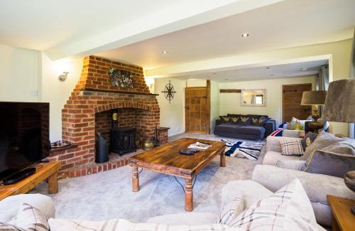 Upper Dicker House | Countryside Retreat packed with Activities Tennis including Hot Tub, BBQ, Darts