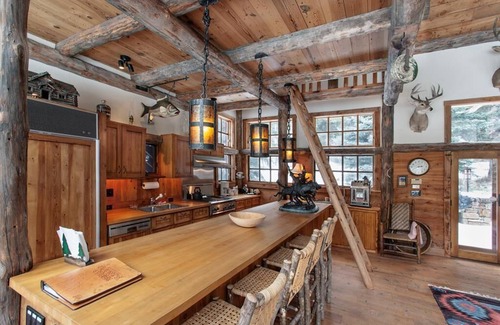 Livingston Ski Chalet | Counts Creek Cabin -Gorgeous Luxury Home on Mill Creek in the Paradise Valley