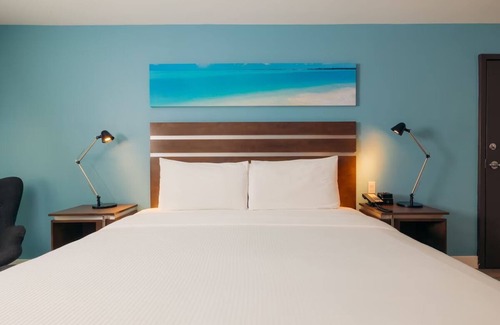Harbor Hotel | Couple Retreat Near Long Beach Cruise Terminal | Hotel w/Heated Pool