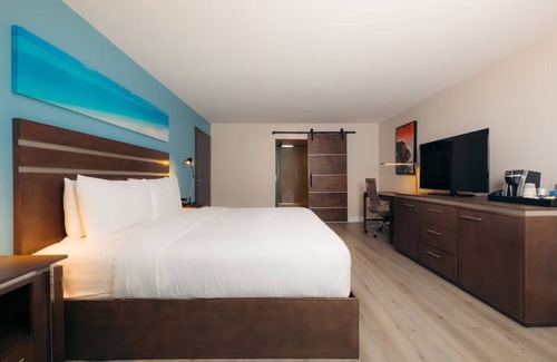 Harbor Hotel | Couple Retreat Near Long Beach Cruise Terminal | Hotel w/Heated Pool