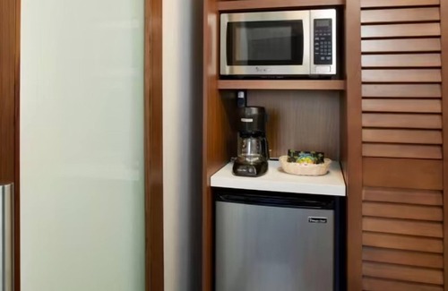 McCully - Moiliili Hotel | Couple Retreat | Room w/Relaxing Waikiki View & Free Daily Hot Breakfast