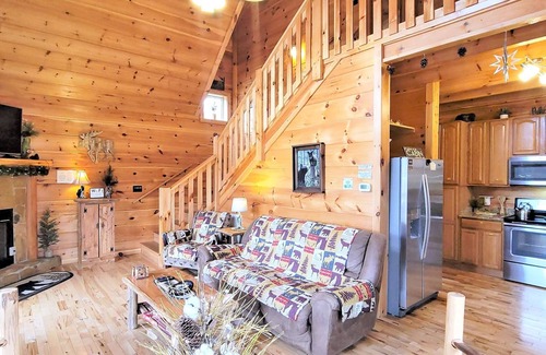 Gatlinburg - Pigeon Forge Cabin | Couple's Dream Cabin ~ Mountain Views, LED Hot Tub, WiFi, Grill, Picnic Pavilion