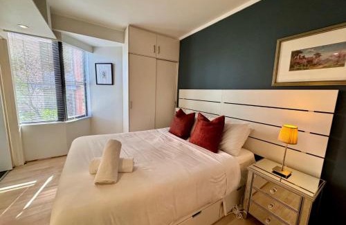 Elizabeth Bay Apartment | Couple's Gateway in Sunny Elizabeth Bay