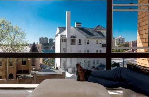 Elizabeth Bay Apartment | Couple's Gateway in Sunny Elizabeth Bay