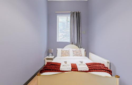 Addison Apartment | Couple's getaway 1BDR apt near Holland Park