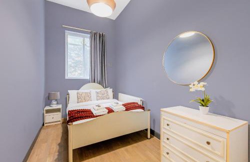 Addison Apartment | Couple's getaway 1BDR apt near Holland Park