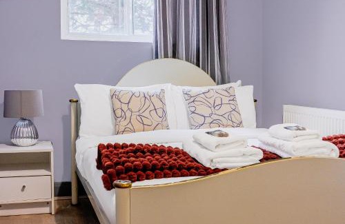 Addison Apartment | Couple's getaway 1BDR apt near Holland Park