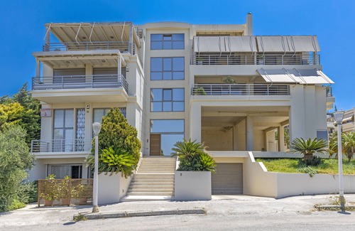Petaloudes Apartment | ★ Couple's Getaway ★ Patio | Sophisticated Style |