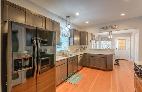 Broadmoor Cottage | Couple's Mountain Getaway Close to Everything!