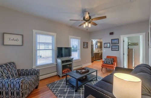 Broadmoor Cottage | Couple's Mountain Getaway Close to Everything!