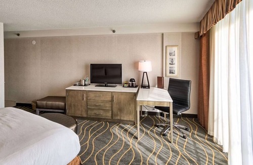 South Portland Hotel | Couple Stay Right Next to I-95 w/Complimentary Breakfast | Indoor Pool