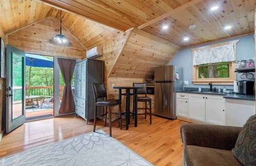 Dahlonega Cabin | Couples Carriage House Retreat - Wineries & Hiking
