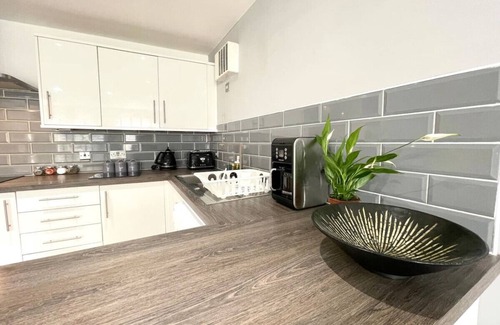 Walsall Apartment | Couples Choice! Walsall City 2BedApartment SmartTv
