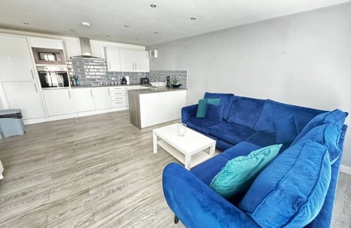 Walsall Apartment | Couples Choice! Walsall City 2BedApartment SmartTv