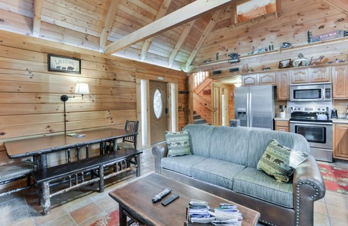 Branson Cedars Cabin | Couples Get Away at Black Bear | 2 Bed, 2 Bath