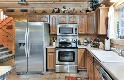 Branson Cedars Cabin | Couples Get Away at Black Bear | 2 Bed, 2 Bath