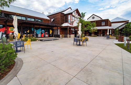 University Acres Condo | Couple’s Getaway | Dog Friendly, Bike to Old Town!