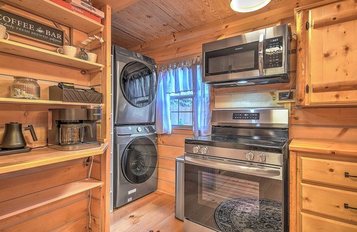 Elizabethton Cabin | Couples Getaway in the Smokey Mountains/Hot Tub Cabin B