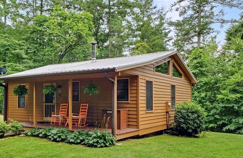 Hot Springs Cabin | Couples getaway w/king bed, Wi-Fi, & outdoor Hot Tub in WNC Mountains