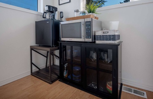 Jennings Lodge Condo | Couples Getaway! Walk to Rivers & Parks ~ Kitchenette ~ Private & Quiet Detached Studio ~ Large Deck