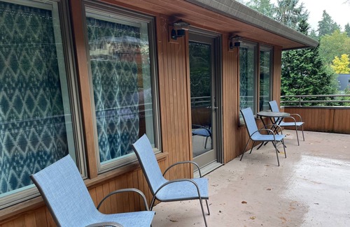 Jennings Lodge Condo | Couples Getaway! Walk to Rivers & Parks ~ Kitchenette ~ Private & Quiet Detached Studio ~ Large Deck
