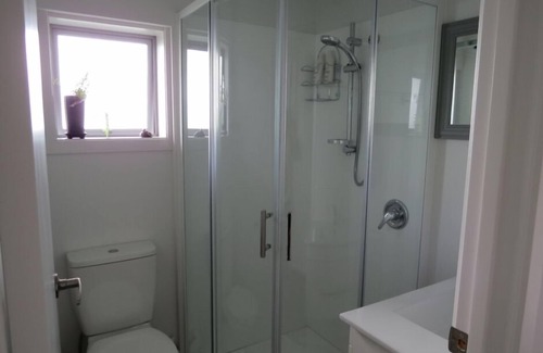 Coromandel Apartment | Couples Getaway with Stunning Views of Harbour and Mountain Ranges