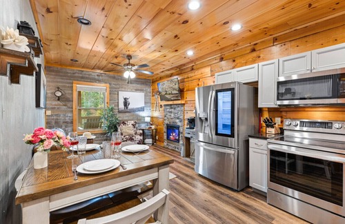 Sevierville Cabin | Couples Refuge by Ghosal Luxury Lodging