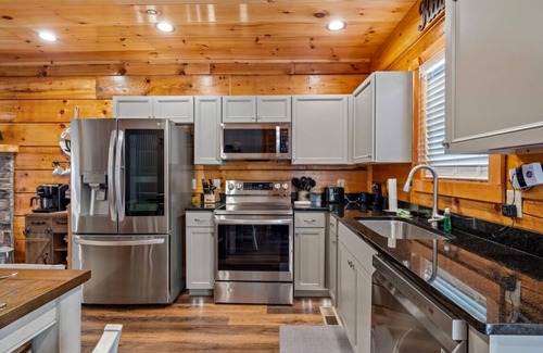 Sevierville Cabin | Couples Refuge by Ghosal Luxury Lodging