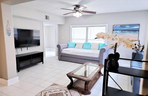 Galveston House | Couples Retreat By Beach & Pleasure Pier-1 block away- 2BED 2Bath- 7 Minutes to Cruise Terminal-CasaAzul-2605A-