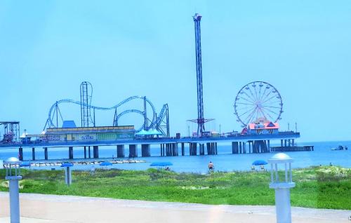 Galveston House | Couples Retreat By Beach & Pleasure Pier-1 block away- 2BED 2Bath- 7 Minutes to Cruise Terminal-CasaAzul-2605A-
