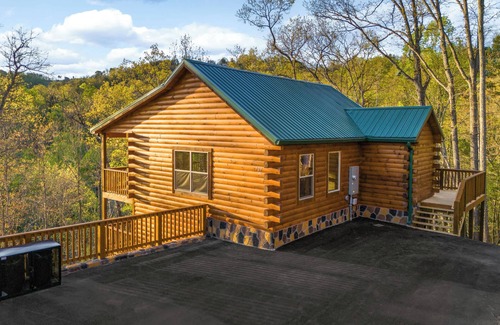 Black Bear Falls Cabin | Couples Retreat Indoor Pool Sauna minutes to Gatlinburg