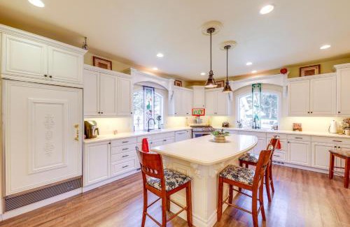 Libby House | Couples Retreat Lake Access and Walk to Happys Inn