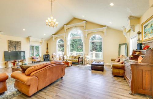 Libby House | Couples Retreat Lake Access and Walk to Happys Inn