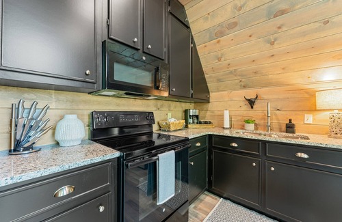 Jasper Cabin | Couples Retreat with Hot Tub & View!
