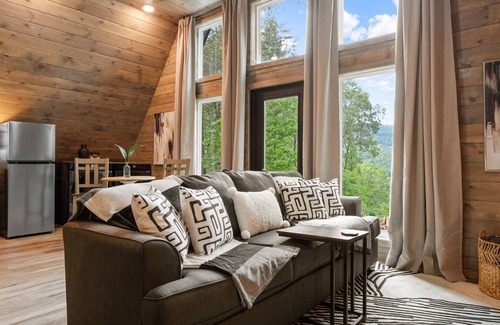 Jasper Cabin | Couples Retreat with Hot Tub & View!