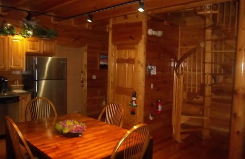 Gatlinburg - Pigeon Forge Cabin | Couples Romantic Paradise,Gorgeous View,Free HS WiFi,HTub,XM, Smart Home Theatre