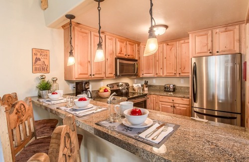 Mammoth Lakes Condo | Courchevel 14 Remodeled Light and Bright Mountain Cabin, Walk to Canyon Lodge Slopes by RedAwning