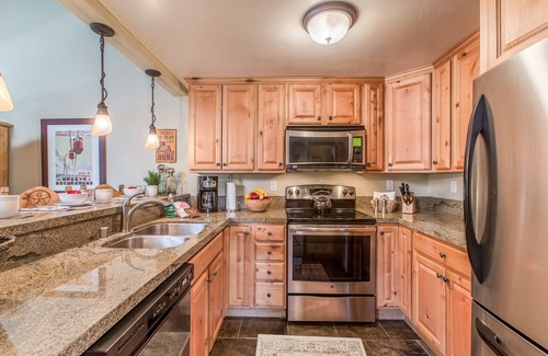 Mammoth Lakes Condo | Courchevel 14 Remodeled Light and Bright Mountain Cabin, Walk to Canyon Lodge Slopes by RedAwning