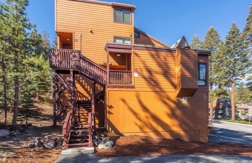 Mammoth Lakes Condo | Courchevel 14 Remodeled Light and Bright Mountain Cabin, Walk to Canyon Lodge Slopes by RedAwning