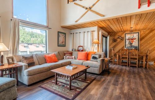 Mammoth Lakes House | Courchevel #15 - 2 Bedroom, 2 Bathroom, Sleeps 6! Just steps to Canyon Lodge!