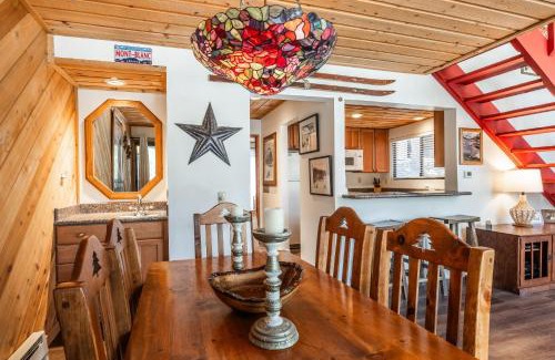 Mammoth Lakes House | Courchevel #15 - 2 Bedroom, 2 Bathroom, Sleeps 6! Just steps to Canyon Lodge!